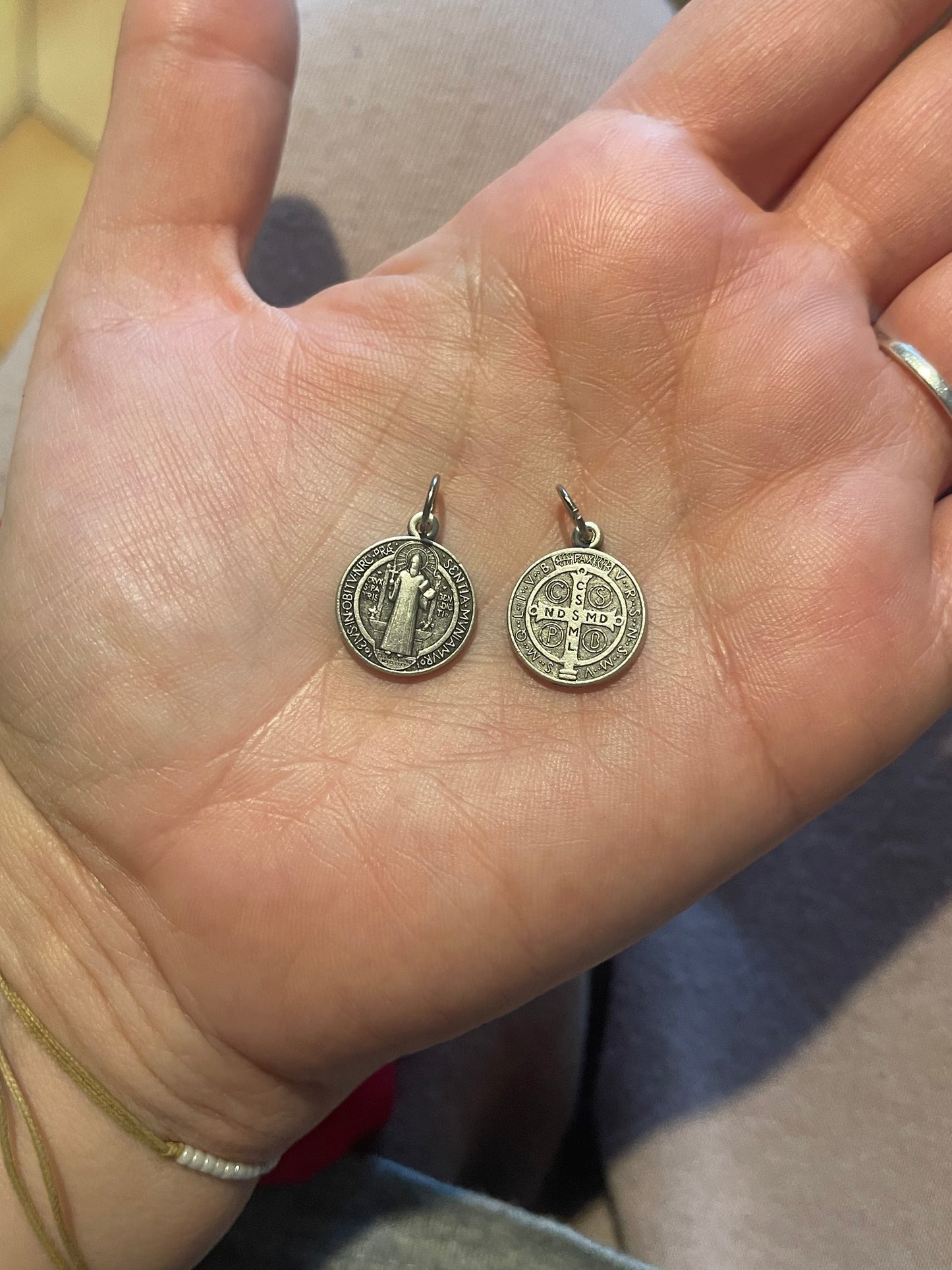 Medaille Saint Benoît ( bénites, consacrées et chargées selon la tradition hoodoo)